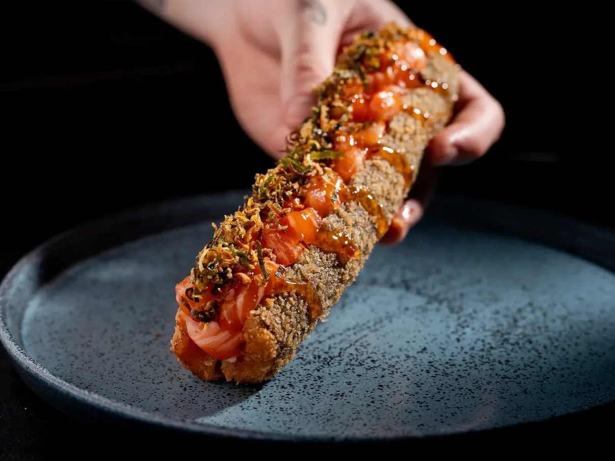 Preparo artesanal do sushi Aloá — cuidado no detalhe