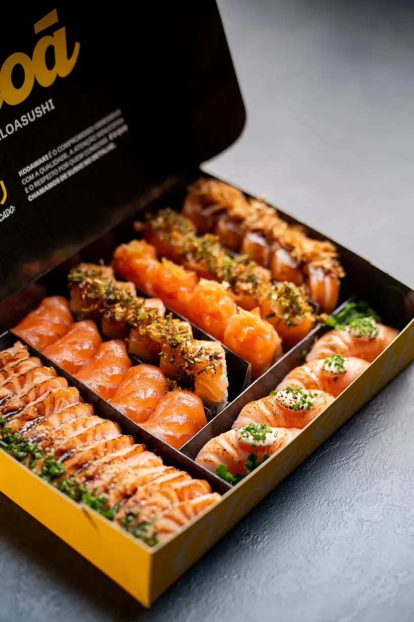 Momento especial em casa com sushi — curtindo com quem tu ama